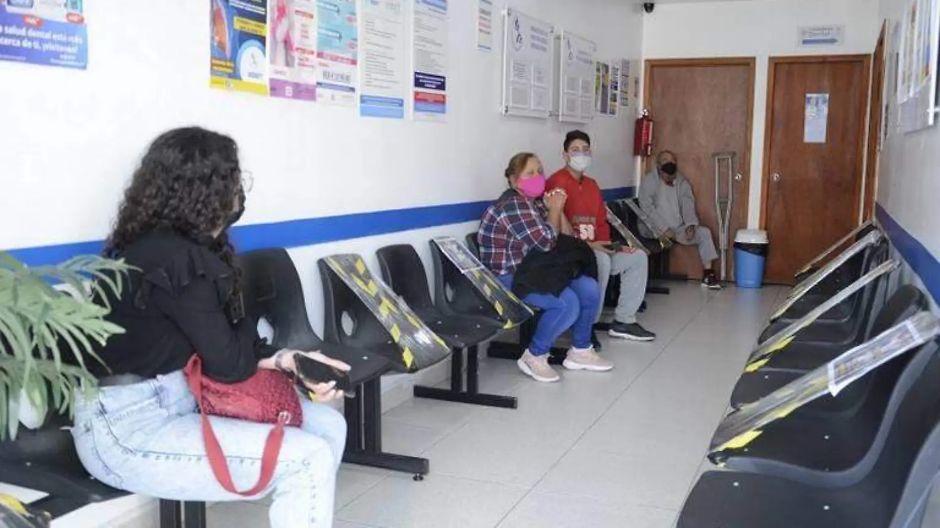 Gente en haciendo fila en consultorios de farmacias  (17)